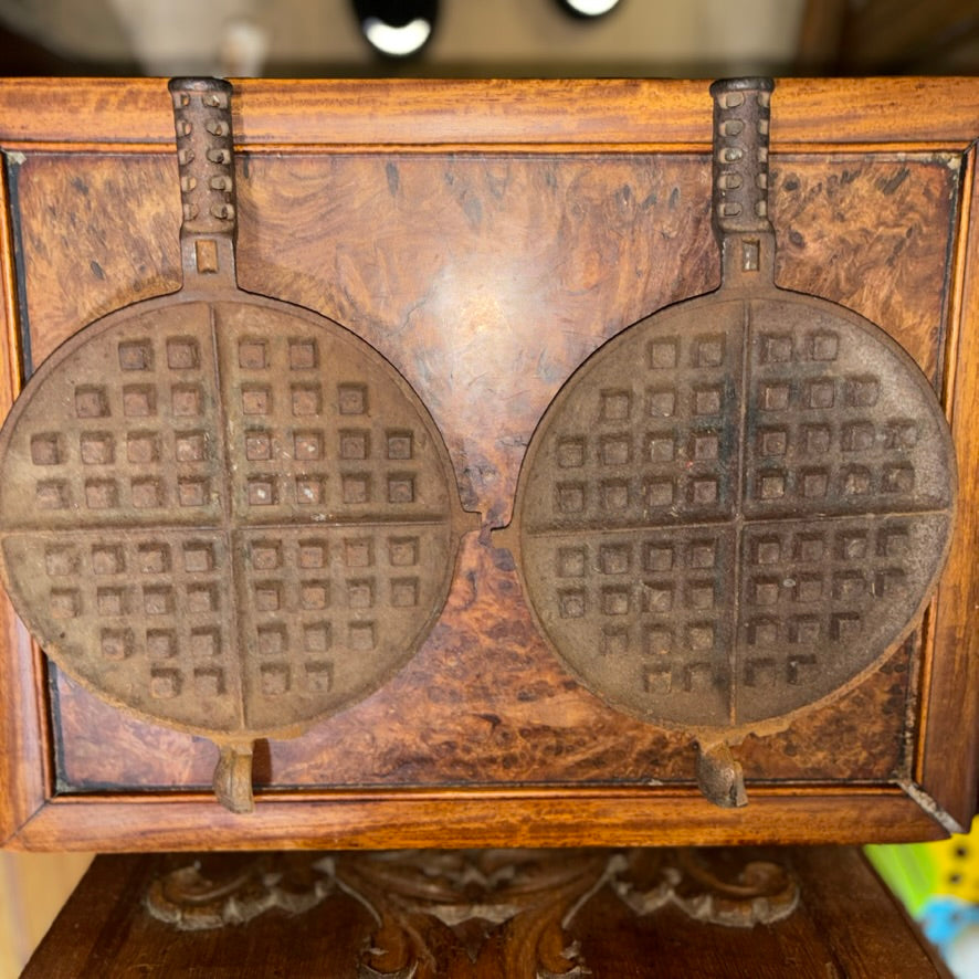 Antique Griswold American No. 8 Cast Iron Waffle Maker - Erie PA. Pat 1908