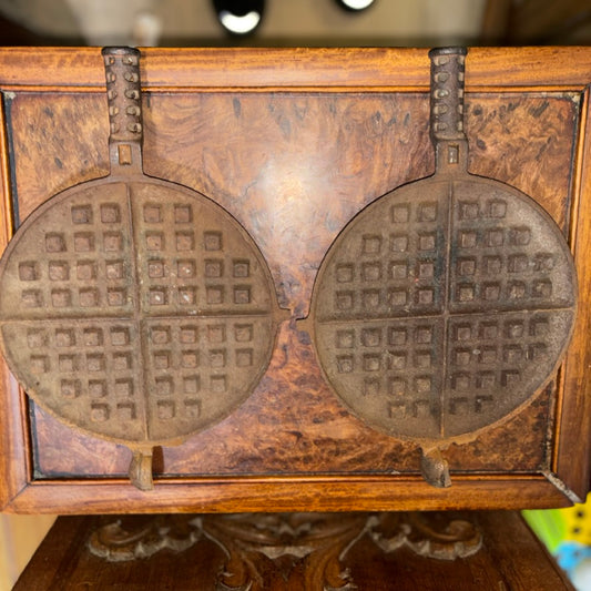 Antique Griswold American No. 8 Cast Iron Waffle Maker - Erie PA. Pat 1908