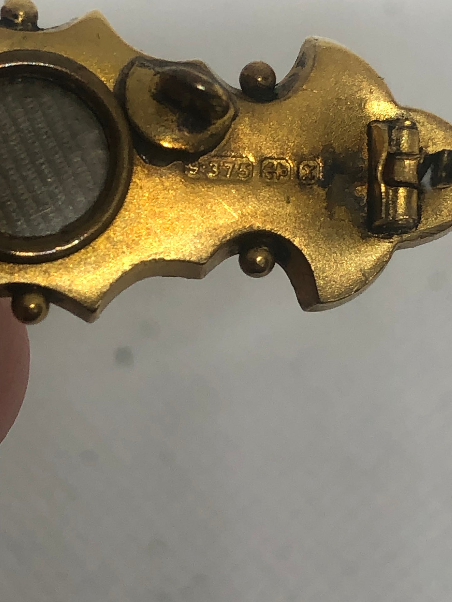 9 carat 375 gold Victorian pin